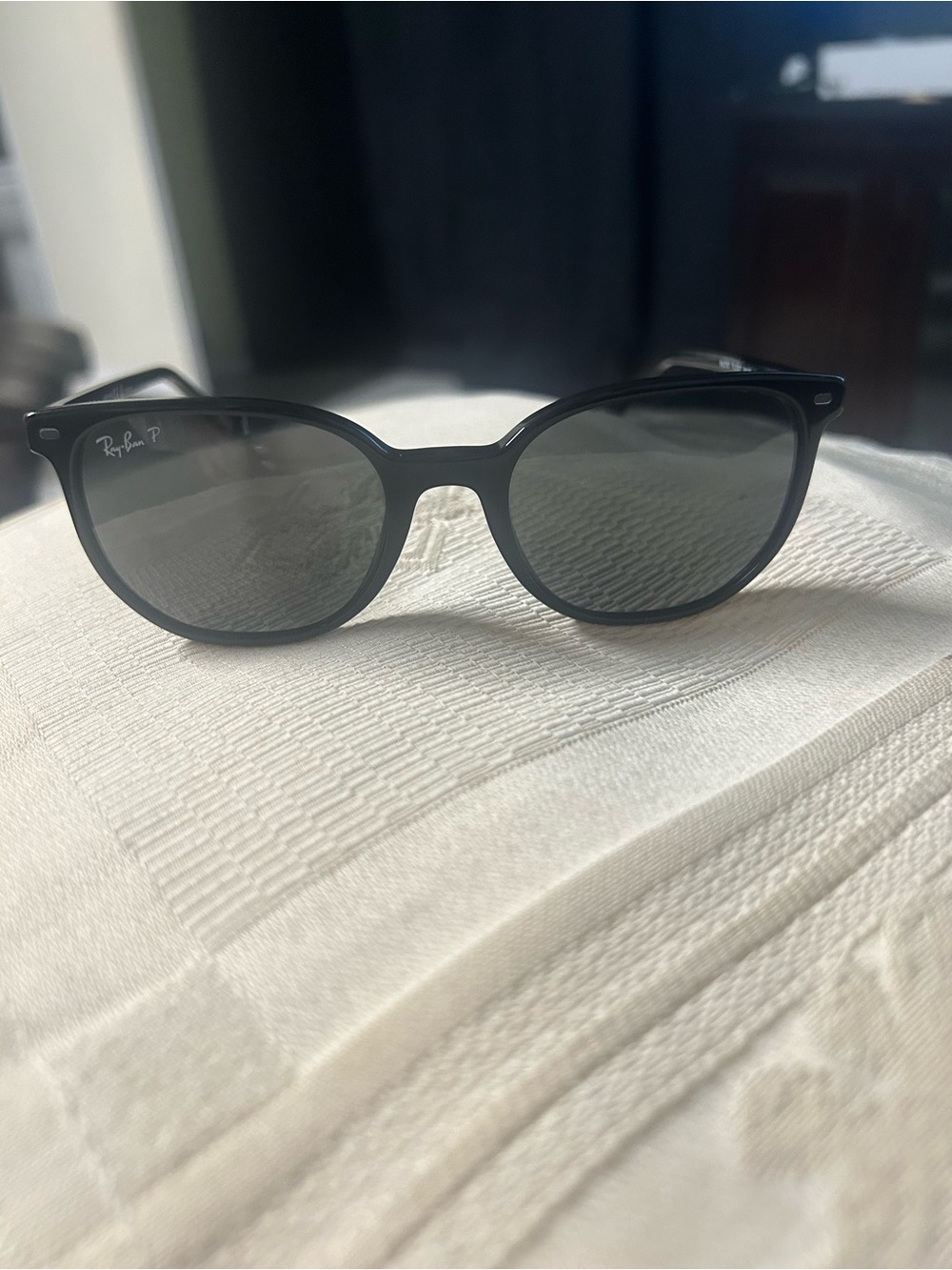 Ray-Ban Elliot Black Round Women's Sunglasses with Gray Lenses (Polarized)